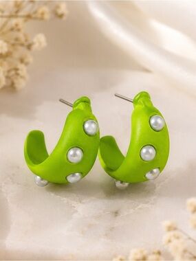 NEW | PAPARAZZI Cover PEARL Green Hoop Earrings 💚🤍